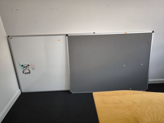 El. hæve/sænke skrivebord, tavle samt whiteboard