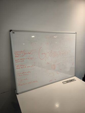 5 stk. borde, 5 stk. stole samt whiteboard