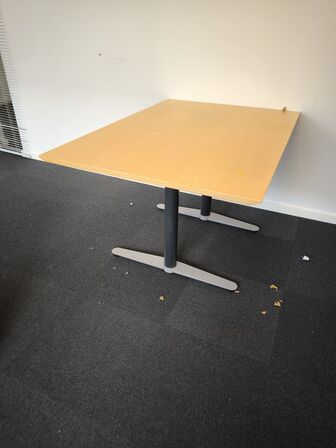Bord samt skab 