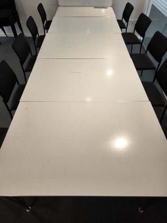 5 stk. borde, 5 stk. stole samt whiteboard