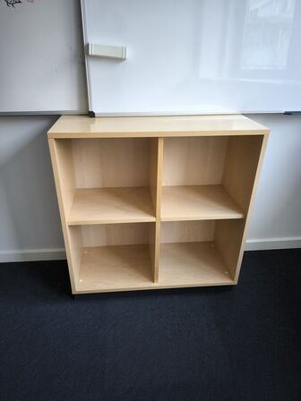 Reol samt 2 stk. whiteboards