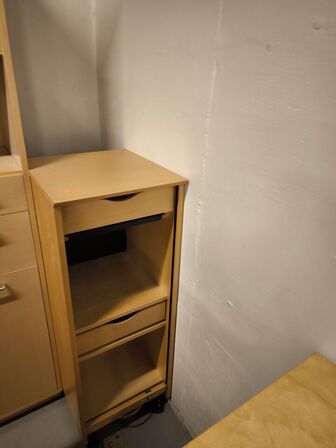 Diverse skabe, reoler m.v. 