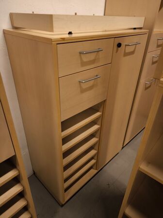 Diverse skabe, reoler m.v. 