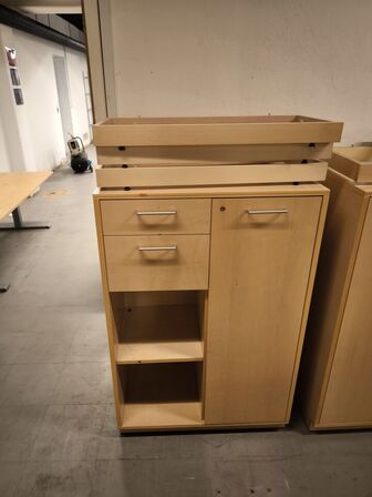 Diverse skabe, reoler m.v. 