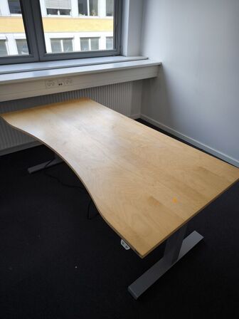 El. hæve/sænke skrivebord, tavle samt whiteboard