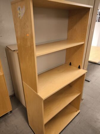 Diverse skabe, reoler m.v. 