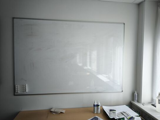 El. hæve/sænke skrivebord samt whiteboard