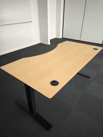 El. hæve/sænke skrivebord samt whiteboard