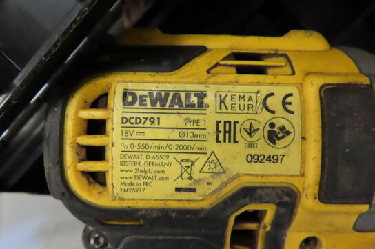 2 stk. Akkuskruemaskiner DEWALT samt borhammer MAKITA