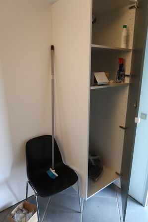 Tøm skab + stol
