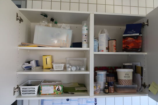 Tøm køkkenskab for indhold 