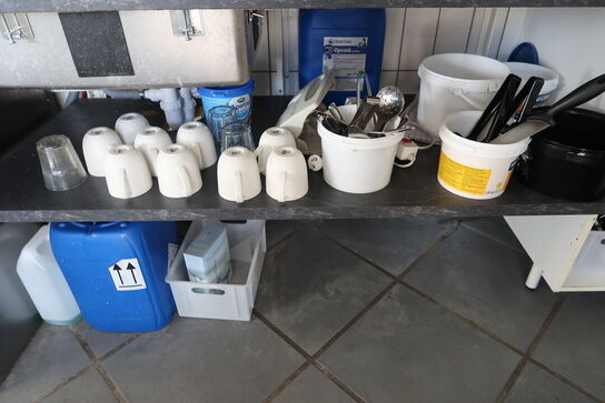 Tøm skab m.m. for indhold