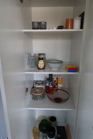 Tøm køkkenskab for indhold 