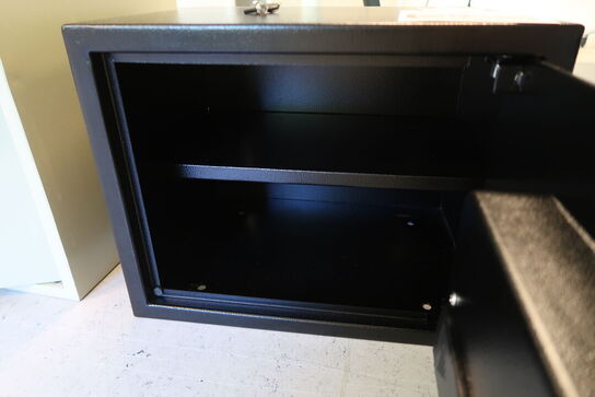 Pengeskab med kode og nøgle 