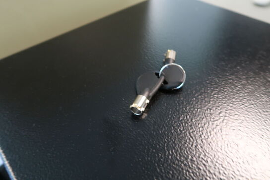 Pengeskab med kode og nøgle 