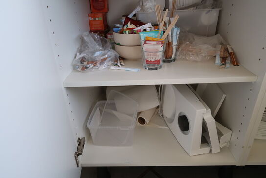 Tøm køkkenskab for indhold 