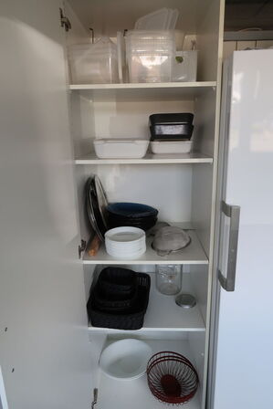 Tøm køkkenskab for indhold 