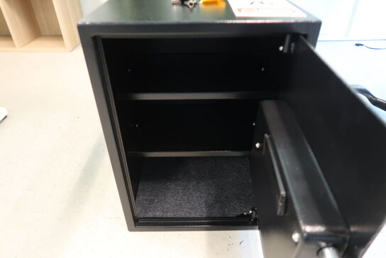 Pengeskab med kode og nøgle