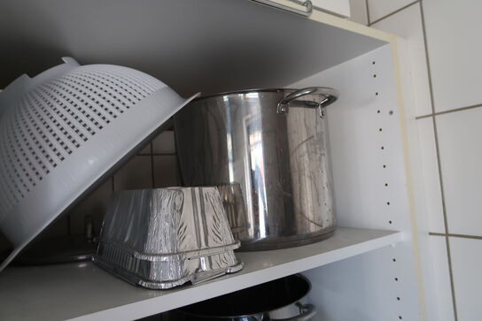 Tøm skab m.m. for indhold