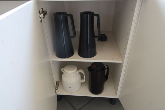 Tøm køkkenskab for indhold 