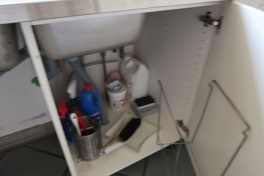 Tøm køkkenskab for indhold 