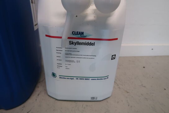 Diverse rengøringsmidler til opvask