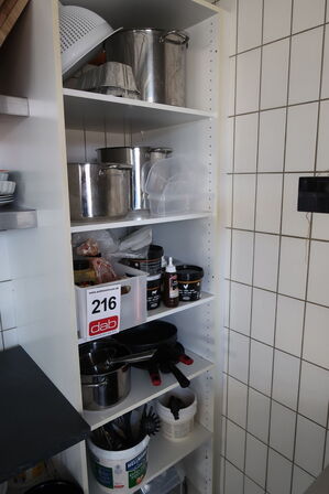 Tøm skab m.m. for indhold