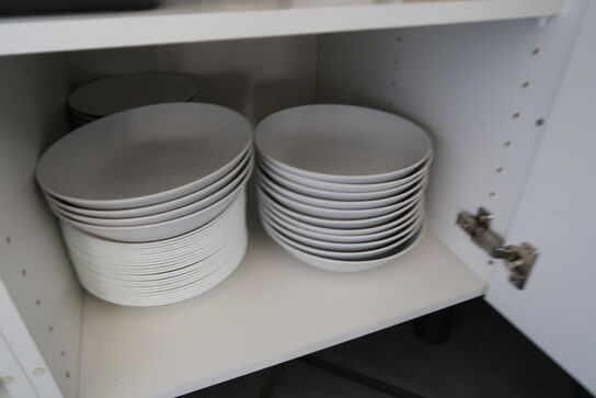 Tøm køkkenskab for indhold 