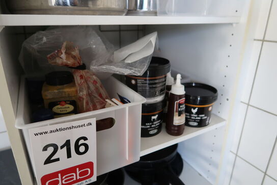 Tøm skab m.m. for indhold