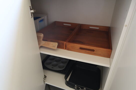 Tøm køkkenskab for indhold 