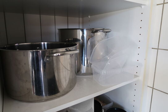 Tøm skab m.m. for indhold