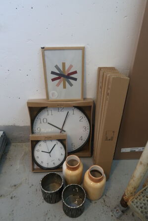 Diverse ure, bordplade m.m. 