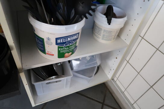 Tøm skab m.m. for indhold