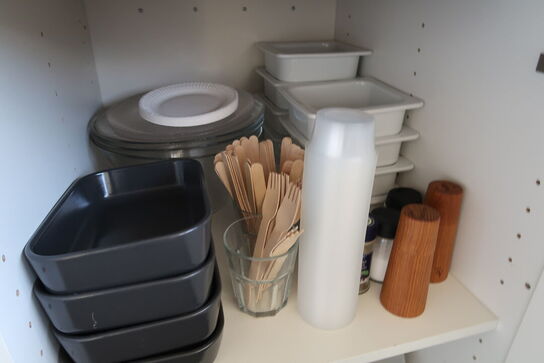 Tøm køkkenskab for indhold 