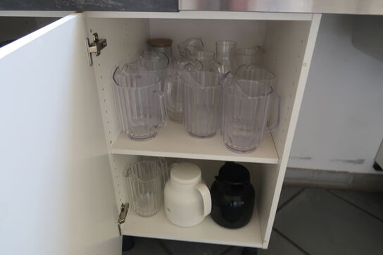 Tøm køkkenskab for indhold 