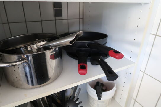 Tøm skab m.m. for indhold