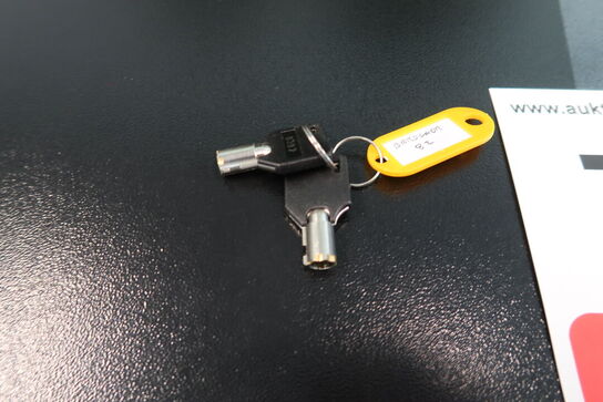 Pengeskab med kode og nøgle