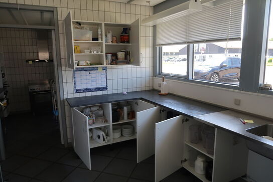 Tøm køkkenskab for indhold 