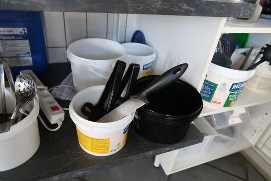 Tøm skab m.m. for indhold