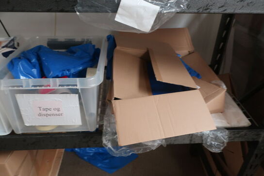 2 reoler inkl. indhold (hhv. 61x196 og 39x183cm)