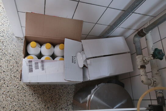 Reol, skab m.v. samt indhold (se billeder)