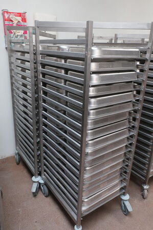 2 stk. HUPFER stikvogne inkl. 68 stk. gastrobakker