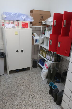 Reol, skab m.v. samt indhold (se billeder)