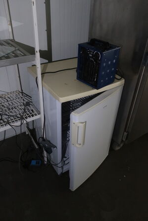 Reol inkl. indhold (se billeder)