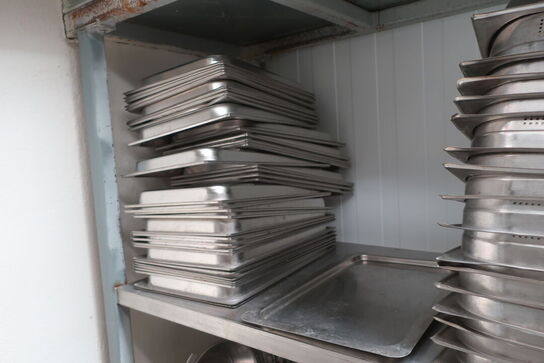 Indhold i reol, gastrobakker, kasser, rammevogne m.v. (se billeder)