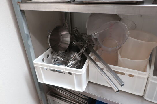 Indhold i reol, gastrobakker, kasser, rammevogne m.v. (se billeder)