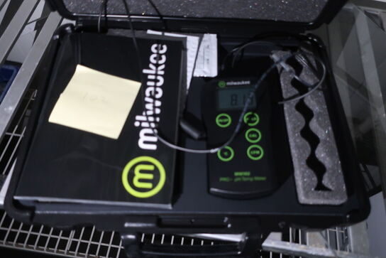 Reol inkl. indhold (se billeder)