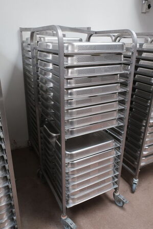 2 stk. HUPFER stikvogne inkl. 68 stk. gastrobakker