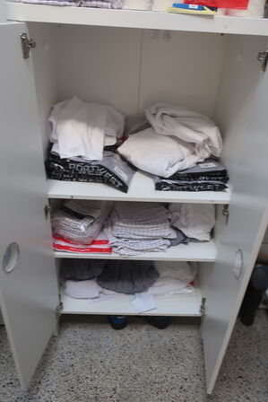 Reol, skab m.v. samt indhold (se billeder)