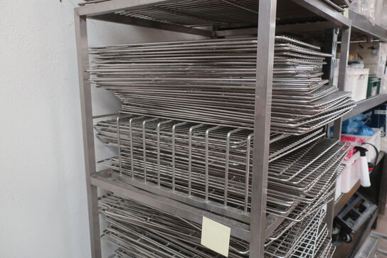 Stålvogn på hjul inkl. indhold